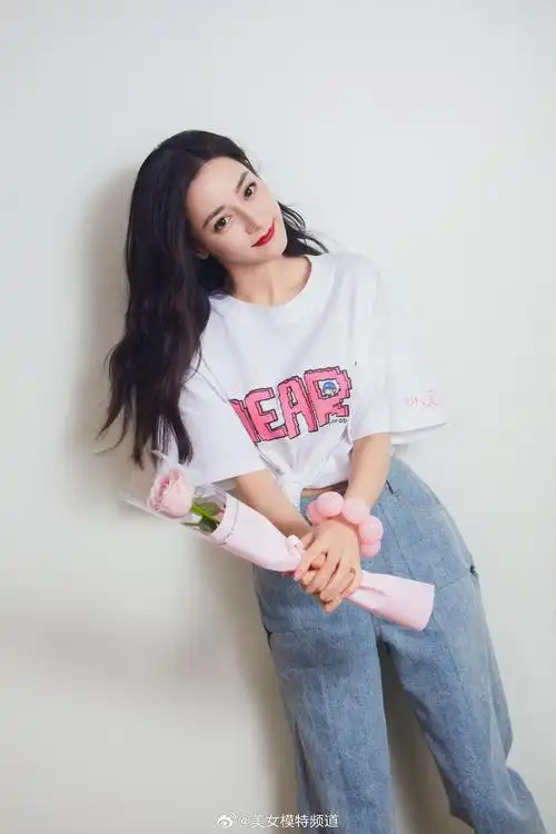 迪丽热巴夏日甜美私服穿搭