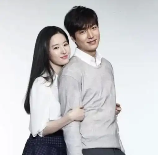 刘亦菲和李敏镐一起合影,两人看上去都很和谐,网友们说看上去好般配