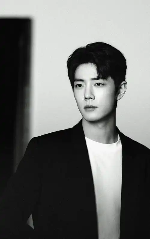 分享一组肖战的库存照短发西装造型清爽帅气侧颜高级感满满