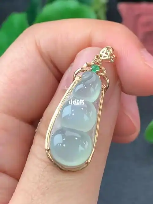 18k金镶嵌天然翡翠福豆吊坠