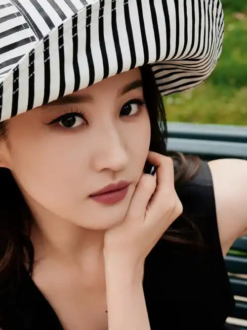 路易威登品牌代言人@刘亦菲应邀出席@路易威登2024秋冬女装大秀.