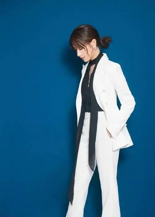 38岁万茜时尚感不错西装裙子轻松驾驭可帅气可优雅大方