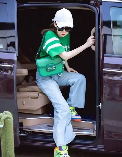 简单t恤配牛仔裤,也穿出了三七分比例_白色_女明星_美眉