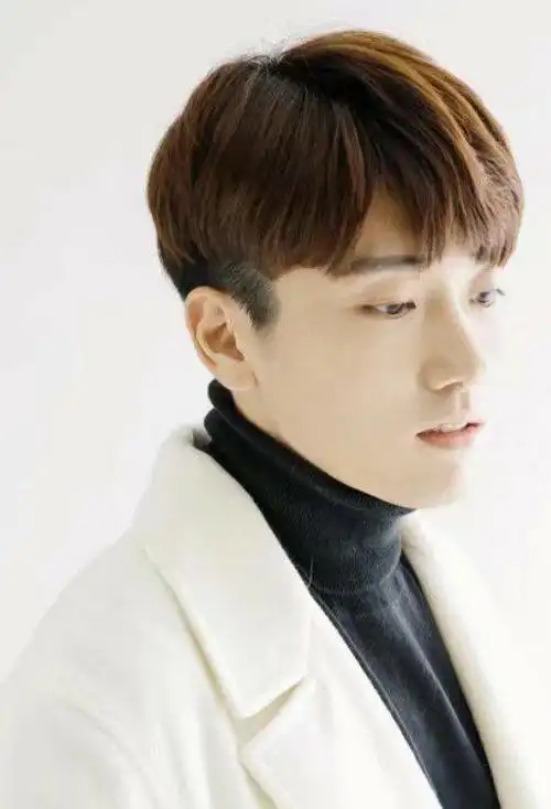 男生短头发侧分刘海帅酷发型英俊帅酷的两边铲头发,额头上方的刘海