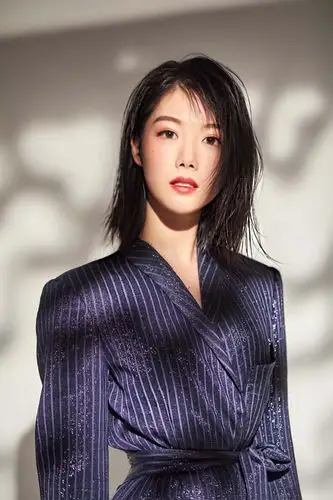 演员王婷初冬写真曝光 造型简约时尚独具魅力