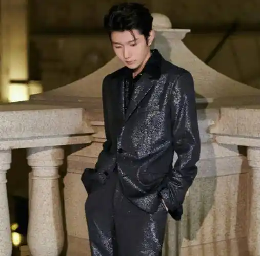 王源"断骨式长高"绝了!身高接近一米八,不愧是三小只最帅代表