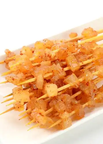 白背景上摆放的牛筋烧烤食材肉串