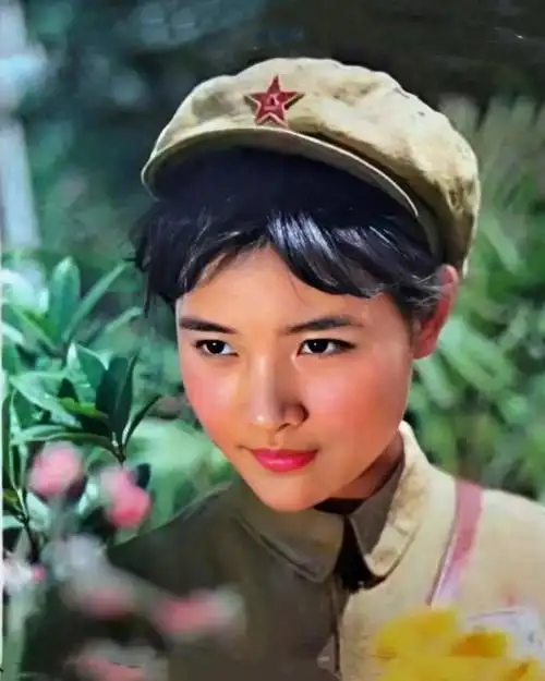 虽然没有经过正规的培训,但陈冲的演技却很灵动,将《小花》里的"赵