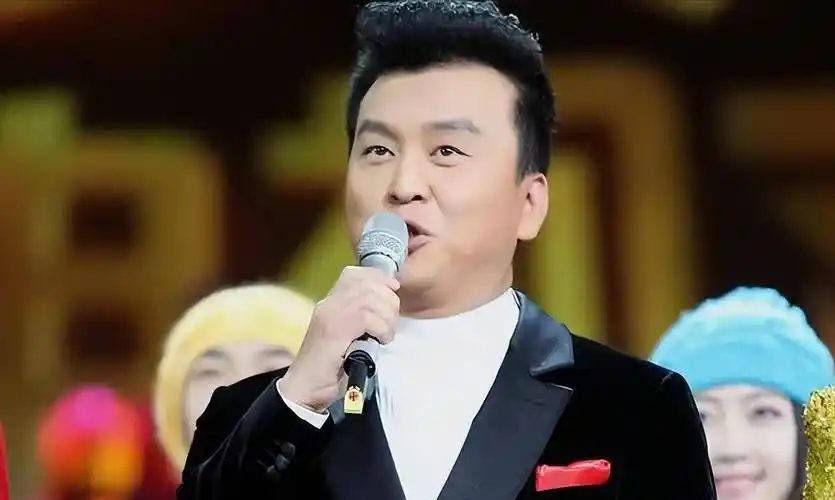 央视主持张泽群:4次高考才成功,55岁老来得子,风光背后有泪水_河南