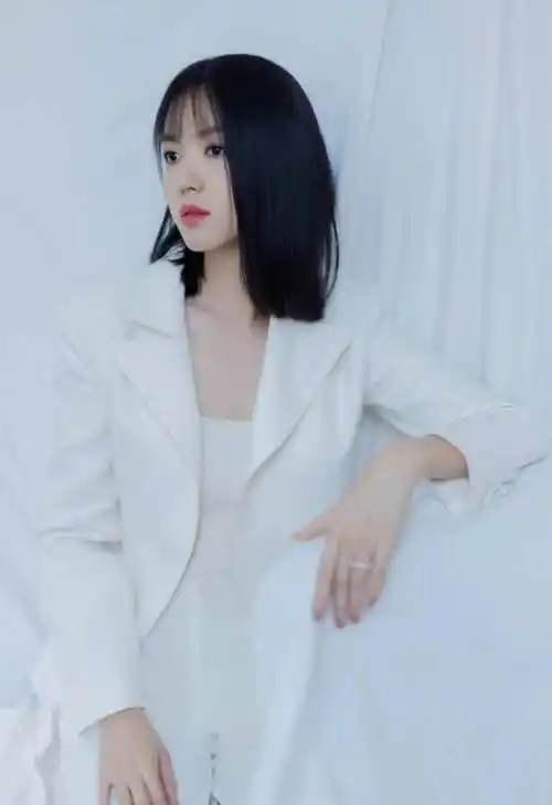 张梓琳剪刘海了!