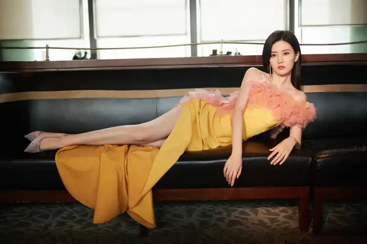 乔欣穿开叉裙身材前凸后翘 美腿修长隐约可见春光