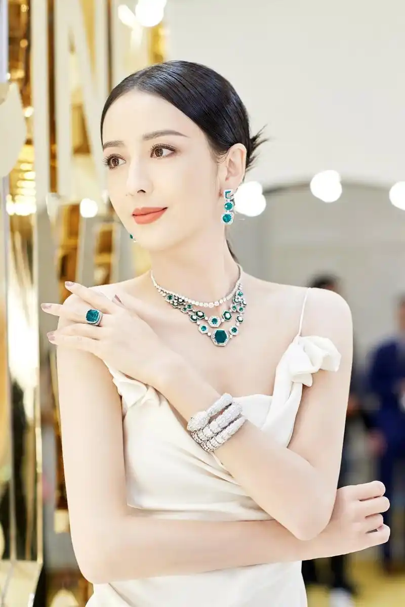 佟丽娅今日在上海出席bvlgari宝格丽品牌活动,梦幻珠宝点缀别致魅力