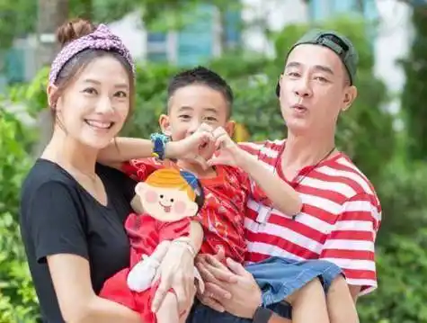 如今应采儿又生下了二胎,一家四口的生活令人艳羡,这样的感情真的可遇