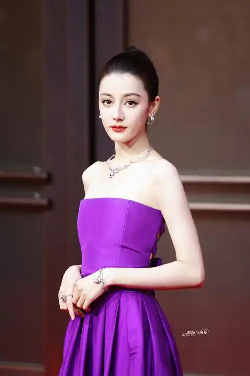 玫瑰项链完美点缀精致锁骨,如钻石般发光的美貌96#迪丽热巴蝴蝶骨好