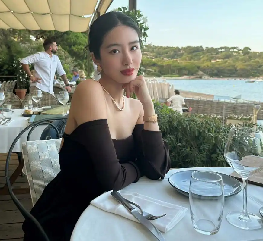 刘亦菲教父陈金飞美女缘真好!   61岁陈金飞被拍到身边的女伴又换了.