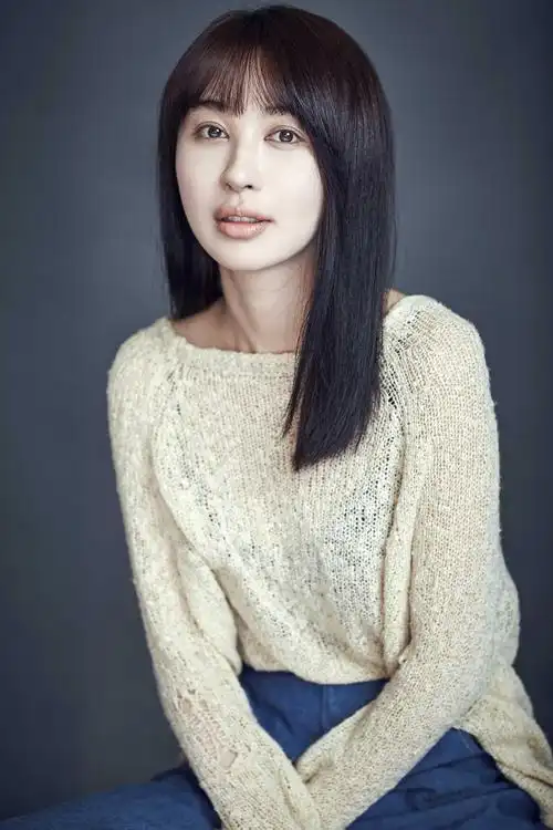 李菲儿活力现身机场面对镜头开心双手比v网友这脸是被打了