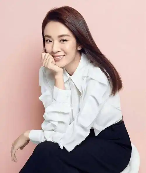 看看王晓晨上大学时的证件照,你就明白为啥男生都和她玩得好了_明星_