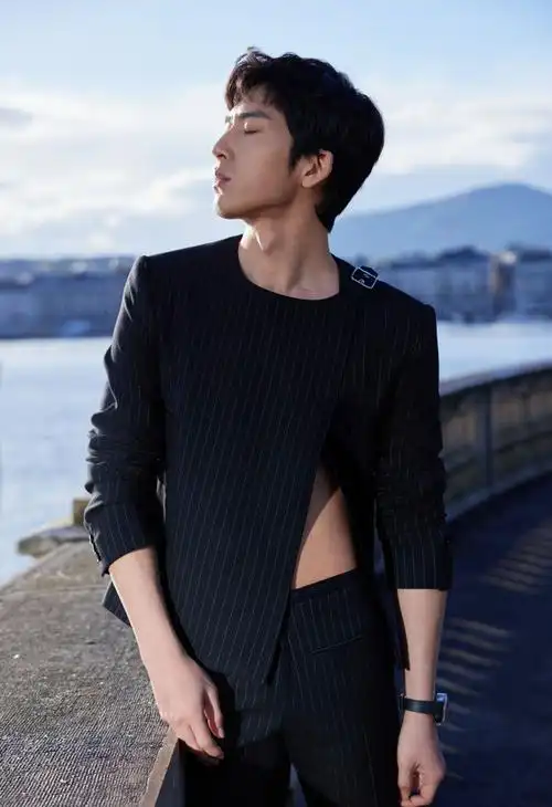 井柏然一身courrèges早春系列的条纹套装小秀身材,出席日内瓦高级