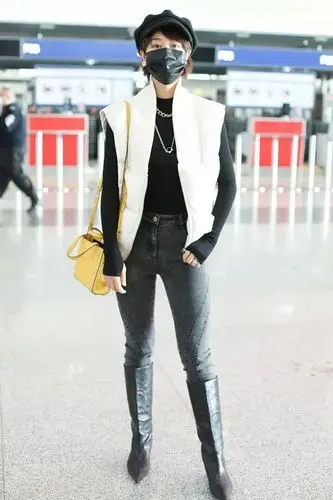 蓝盈莹的大长腿太吸睛了,紧身裤配长靴身材太高挑,真有型