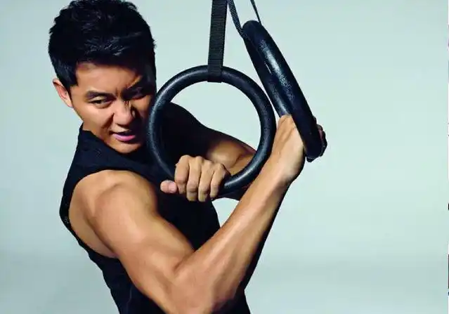 不过,我们也不能因为吃一个汉堡就去说他佛系健身,从李晨的身材上来看