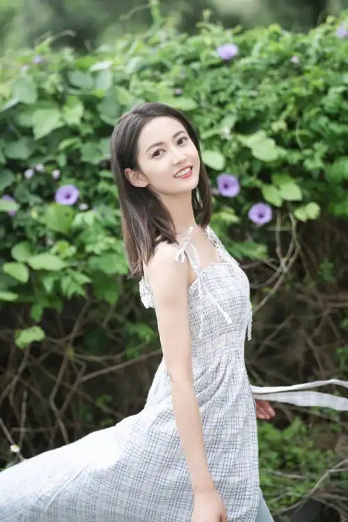 陈钰琪再晒美照,吊带长裙清纯甜美,笑容灿烂宛如初恋