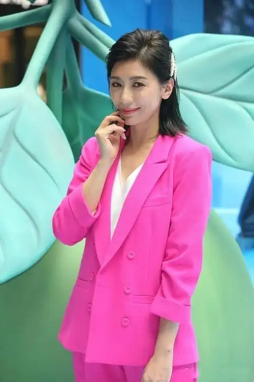 蒋勤勤久违走机场,素颜眼窝凹陷双眼无神,大颗珍珠搭配显廉价