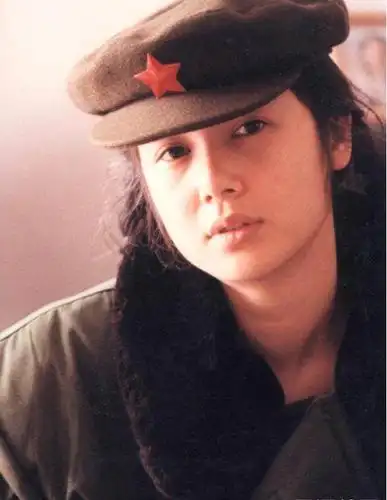 蒋雯丽年轻时曾这般惊艳,扎着麻花辫清纯动人,现48岁仍美得脱俗