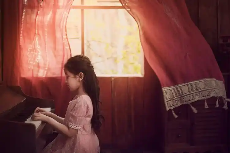 弹钢琴的女孩