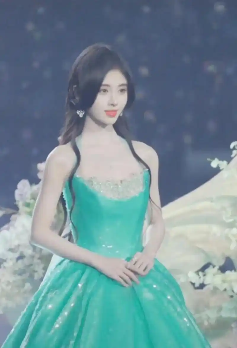 鞠婧祎演唱会这身打扮太漂亮了不懂为什么那么多人黑她鞠婧祎 鞠婧祎