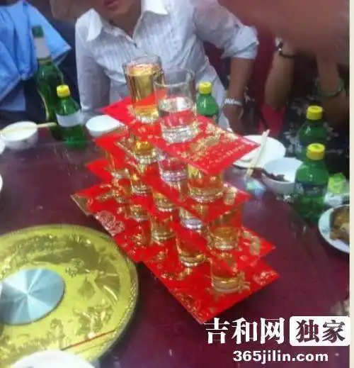 长春男子为赢千元大奖挑战酒杯上摞红包