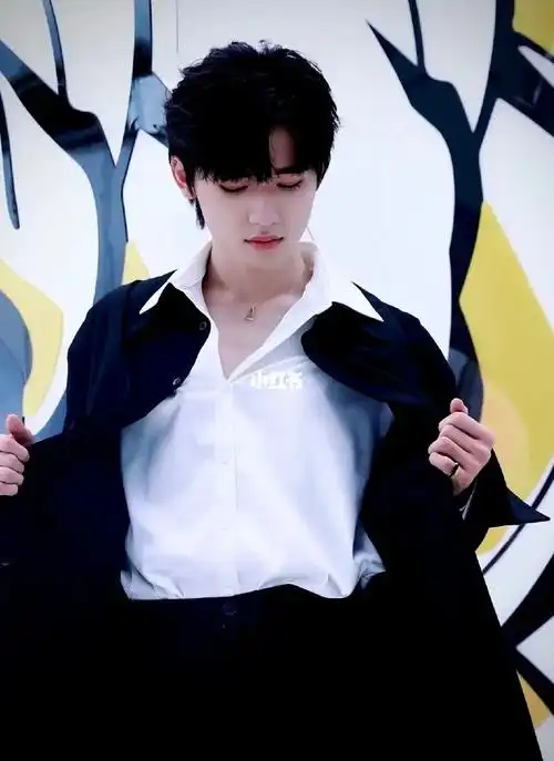 忍不住跟着下移…锁骨链…位置很好,衬衣…,敞开的外套…咳咳#宋亚轩