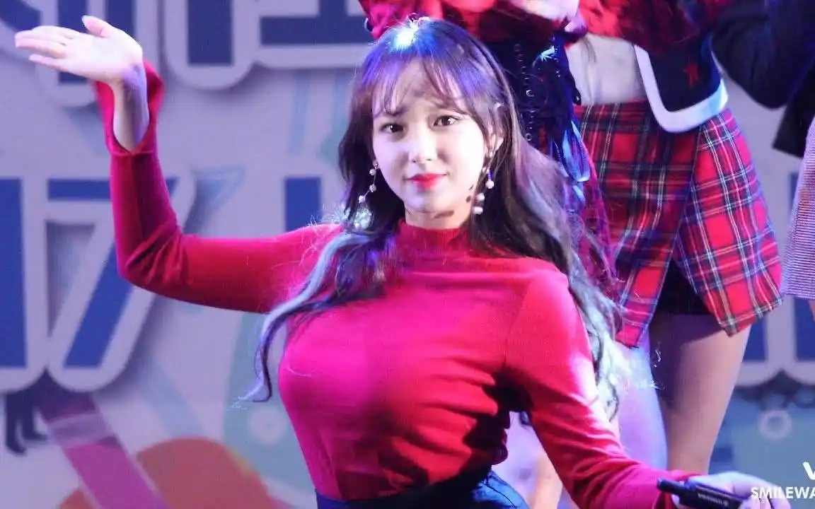 程潇出席活动,身穿吊带很惹眼,终于知道为什么叫她"奶潇"了