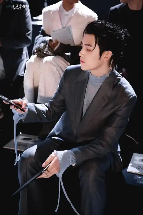 光色尘烟_陈飞宇