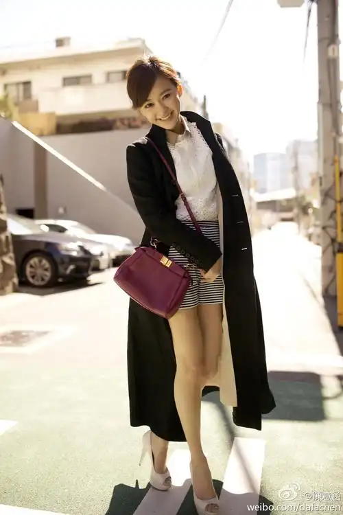陈意涵身高不高,长款外套也算挑战,但是内搭短裤露出修长的美腿就美爆