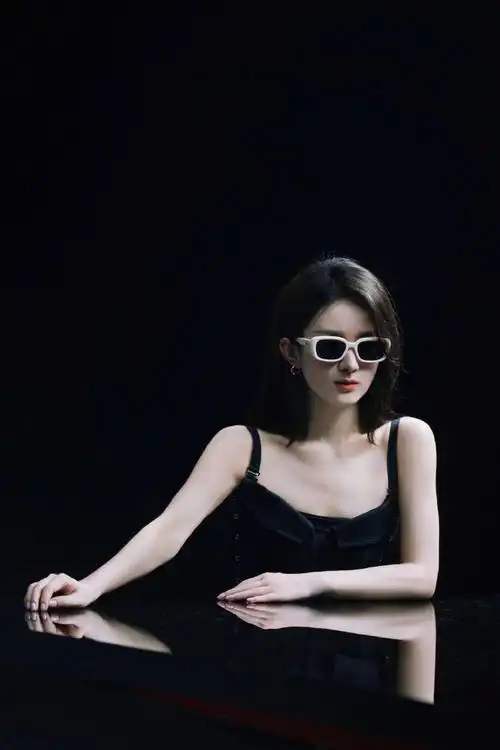 墨镜造型#赵丽颖最新墨镜大片,太酷了,黑色吊带 黑色短裙好像位特工啊