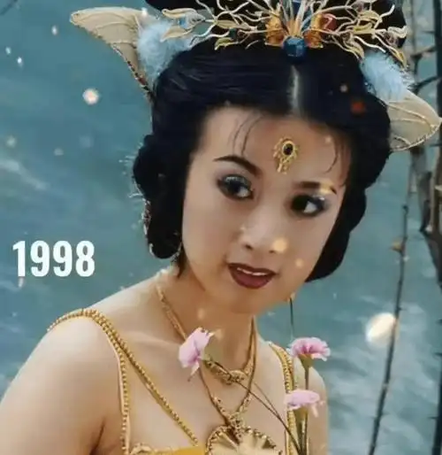 47岁金巧巧户外跳舞好轻盈,皮肤白皙长腿瞩目,身姿优雅似少女_公主