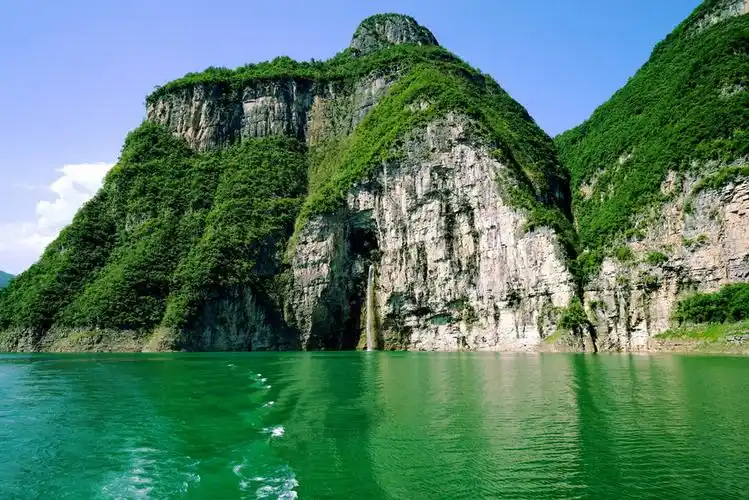 绿水青山柔情,山脉伟岸俊俏!