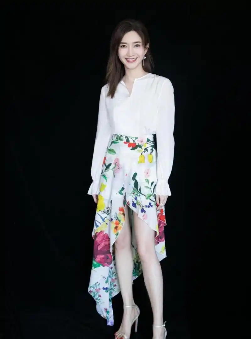 江疏影玉足太可人了,红色指甲油给你极致诱惑!