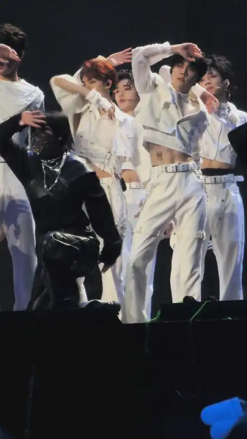 马嘉祺爱心露背拖尾礼服