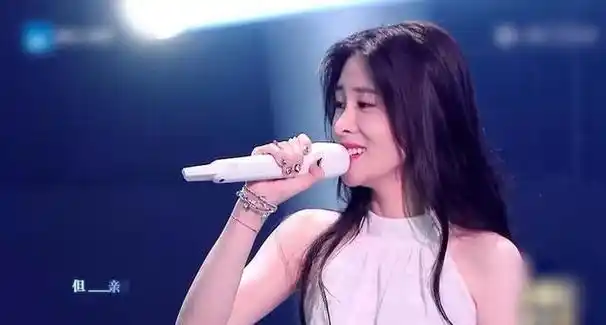 张碧晨的冠军头衔虽曾引起不少争议,但如今看来,她的胜利确实实至名归