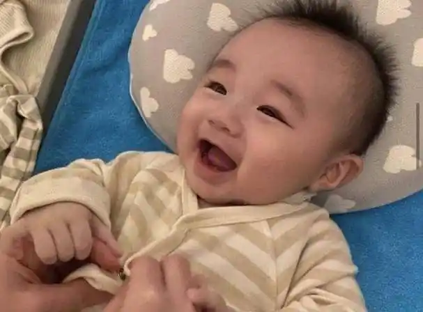 古巨基变身全职奶爸带娃,晒儿子正面照庆祝父亲节,网友:好幸福_小宝宝