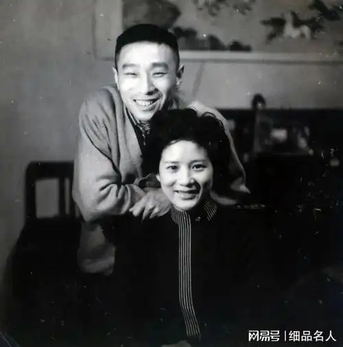 其中有一位年轻的越剧演员叫筱月英,是天鹅越剧团的当家花旦,颇受戏迷