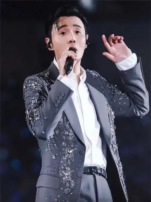 外媒评中国十大唱将,邓紫棋排第五,那英没上榜,冠军实至名归