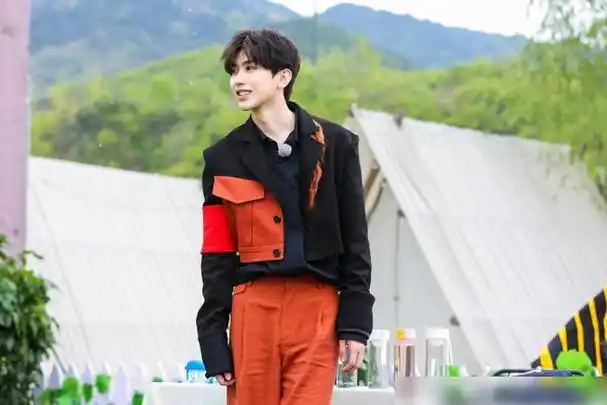 蔡徐坤跑男掉进泥潭照样掩盖不了颜值