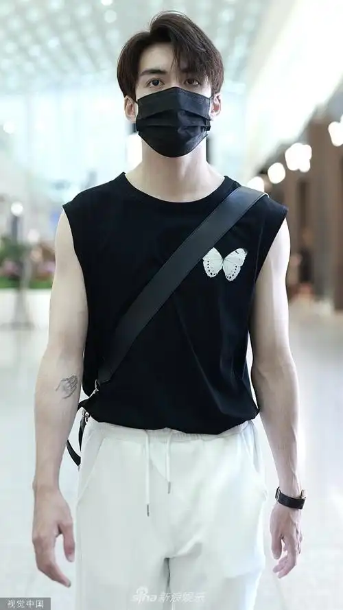 组图曾舜晞穿白色无袖短t清爽阳光肌肉线条吸睛