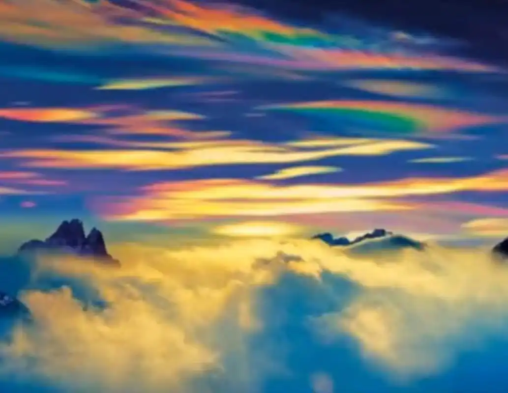 天降祥瑞,七彩云霞,见者吉祥!