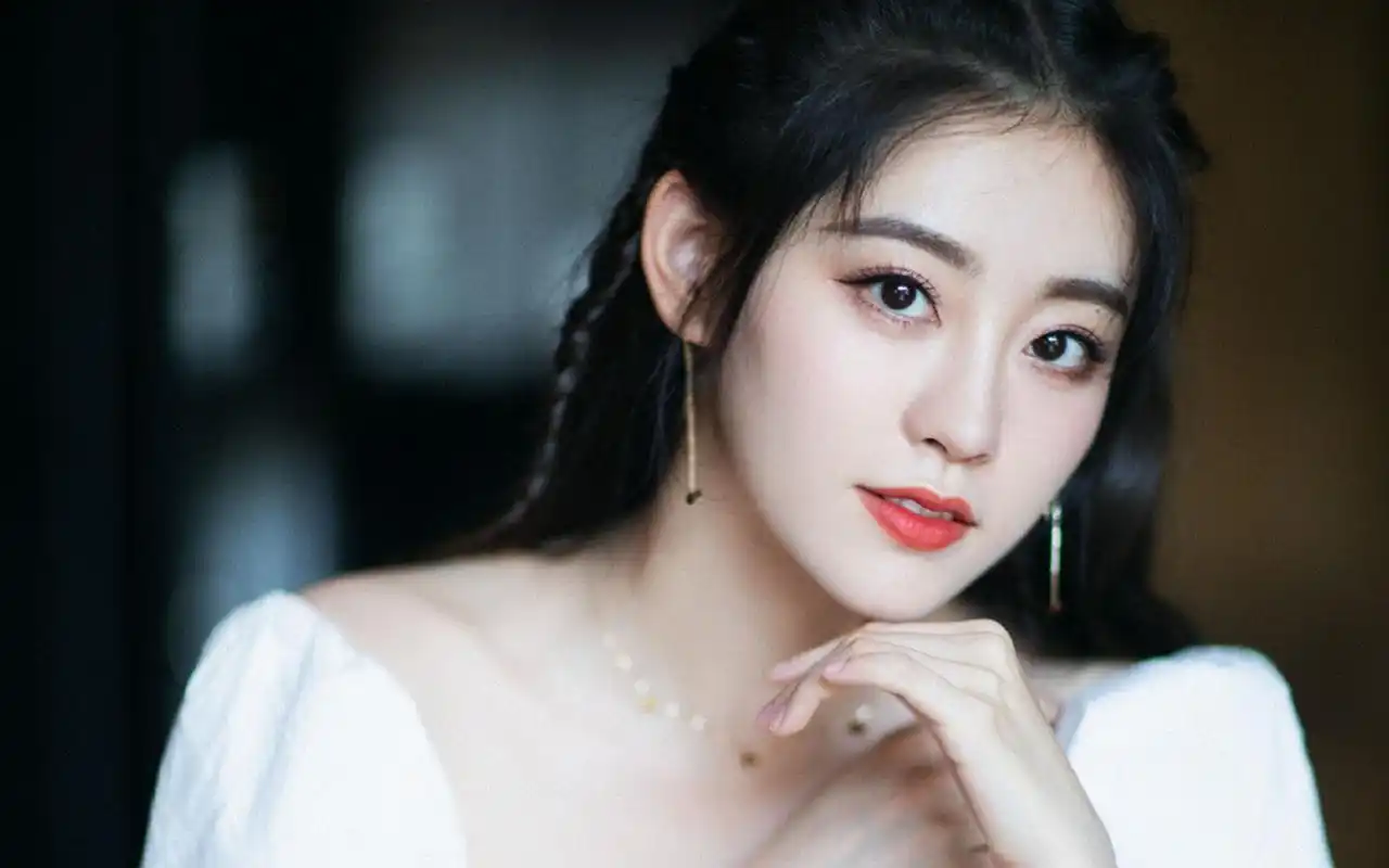 祝绪丹性感露肩写真桌面壁纸