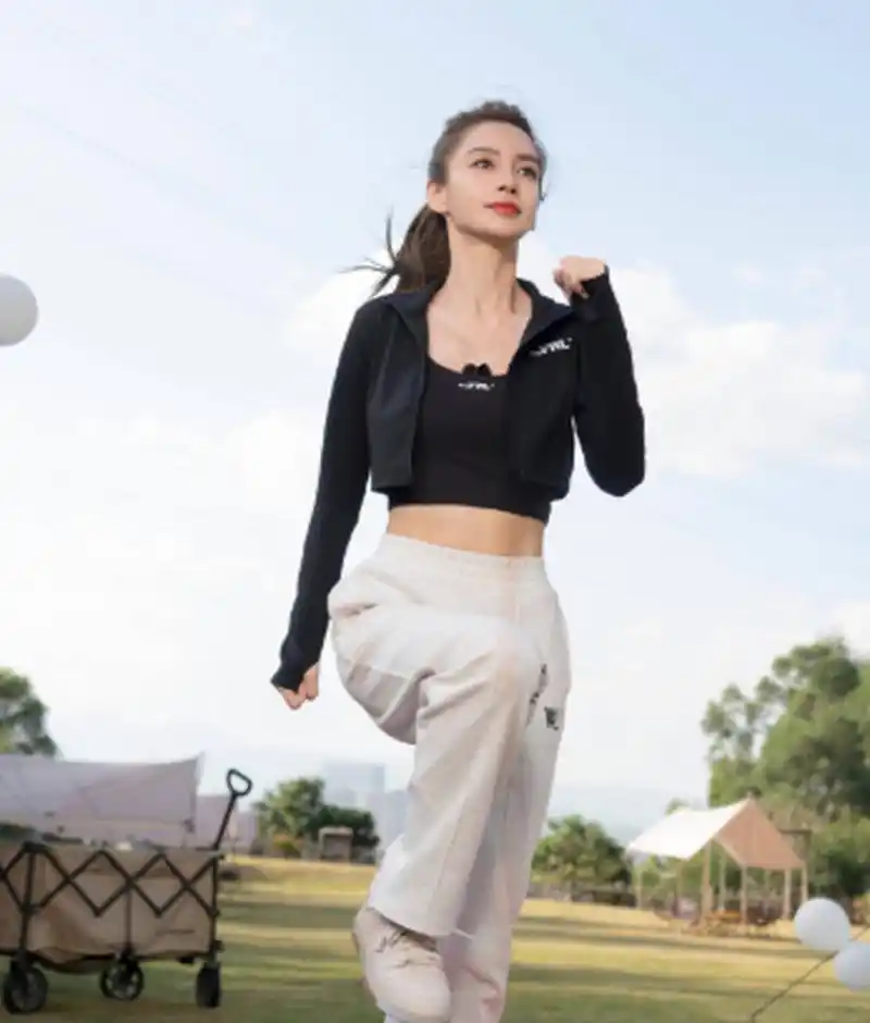 杨颖穿露腰运动装马甲线抢镜 梳高马尾辫笑容灿烂