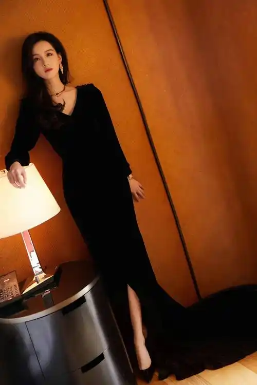 陈都灵时尚写真:姣美水灵,楚楚动人