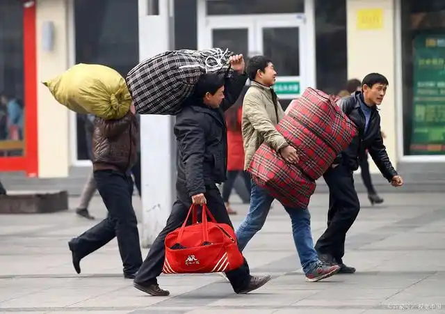 例句;周末的傍晚,马路上到处都是行色匆匆往家赶的人.